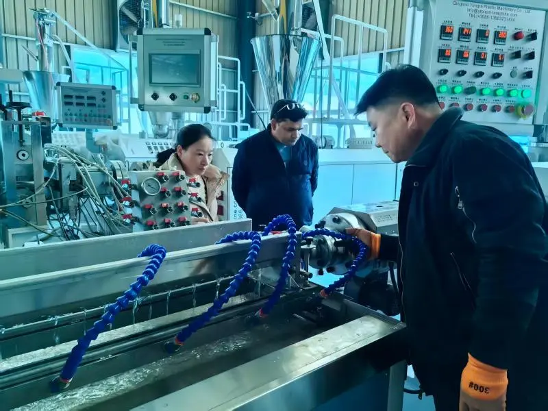 Máquina de tubos de riego de caucho que funciona en el sitio para un cliente de India