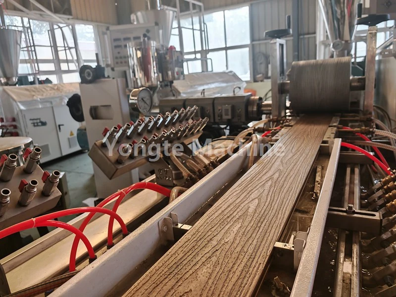 Yongte ha ayudado al cliente a optimizar la línea de extrusión de perfiles de WPC, lo que ha dado como resultado un aumento del 40 % en la eficiencia de producción.