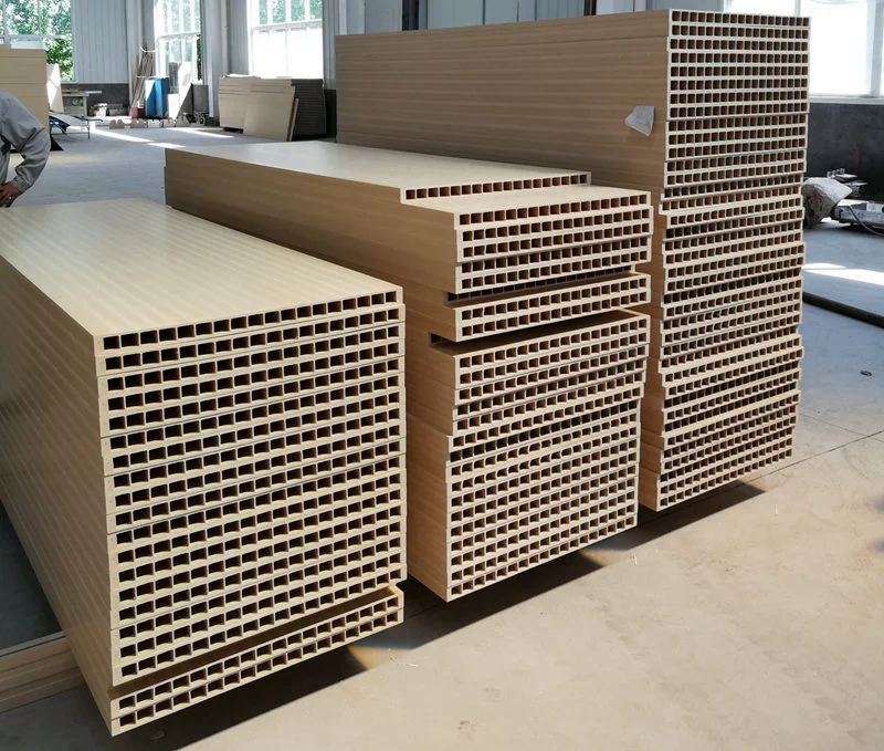 ¿Qué materiales plásticos son adecuados para la fabricación de puertas de WPC?