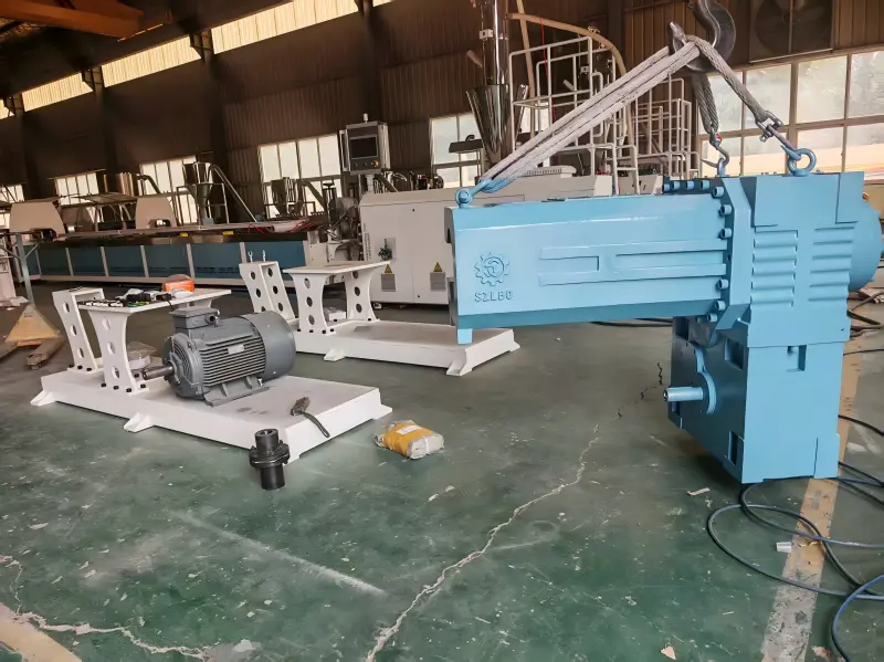 Máquina perfiladora de WPC de alta velocidad de 4 cavidades en producción para reutilizar ropa de desecho