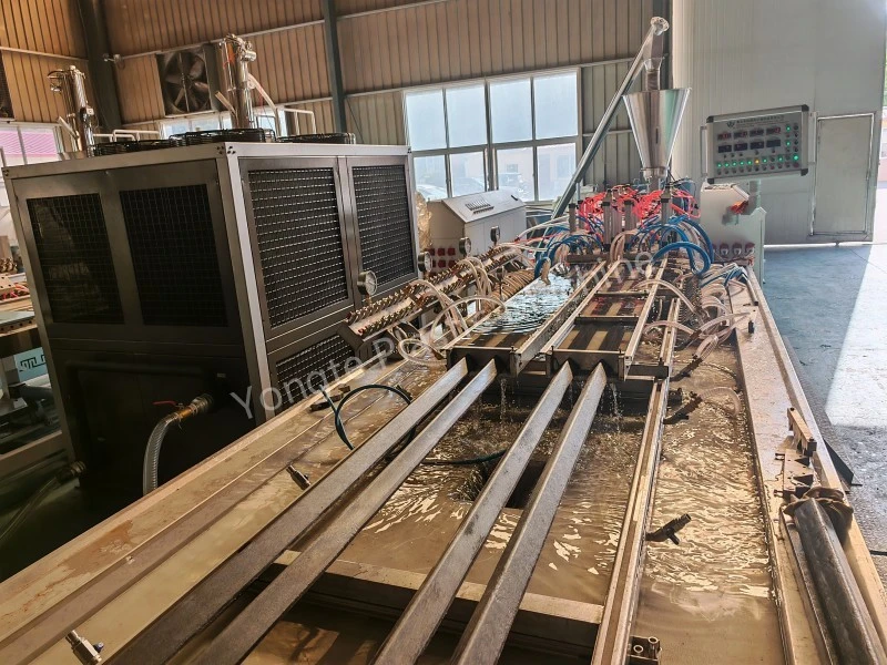 La máquina plástica reciclada de la protuberancia del perfil de 4 cavidades alcanza velocidad 8meter/minuto