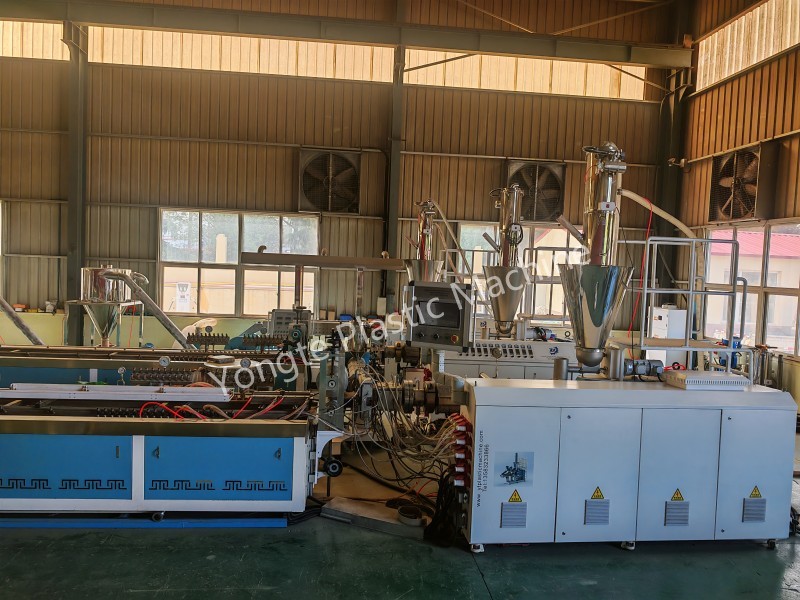 Yongte pone en marcha con éxito una nueva línea de coextrusión con tecnología de estampado 3D en línea para terrazas de WPC