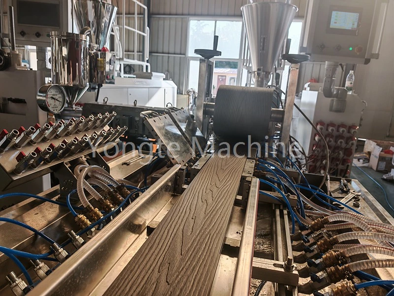 Máquina convierte residuos de plástico en perfil de WPC