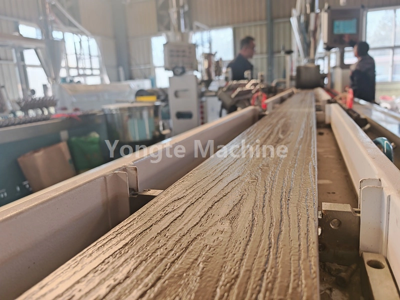 Máquina compuesta de plástico y residuos textiles