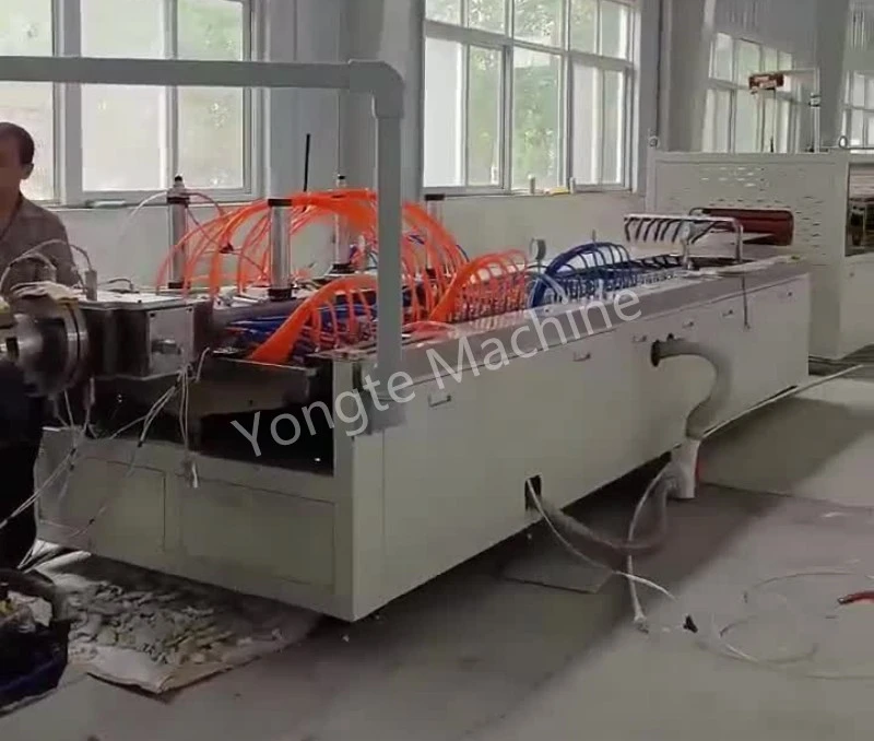 Línea de extrusión de paneles de pared de PVC instalada con éxito en China