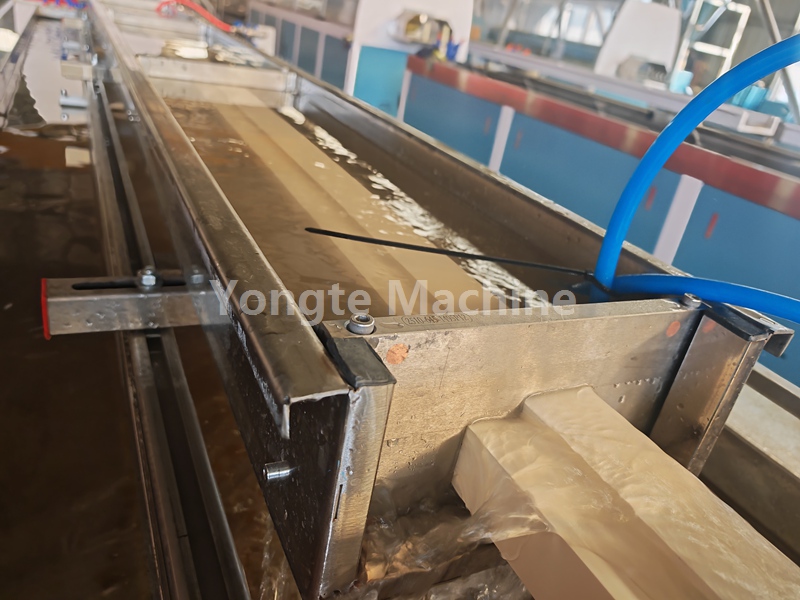 Máquina perfiladora de puertas de PVC WPC