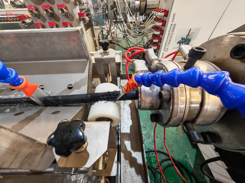 Máquina de tubos de riego de caucho para clientes de India