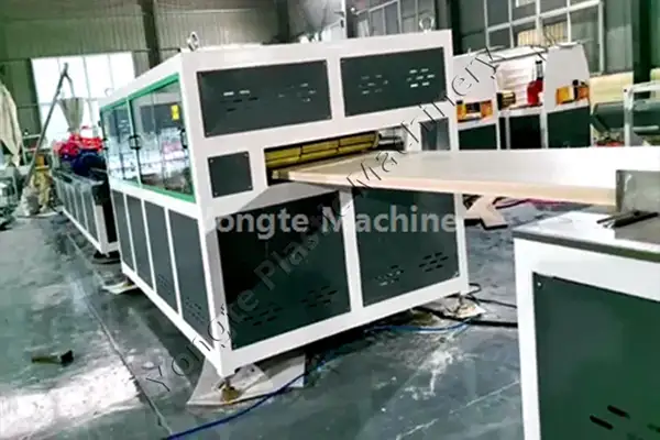 Máquina rusa de paneles de puertas WPC