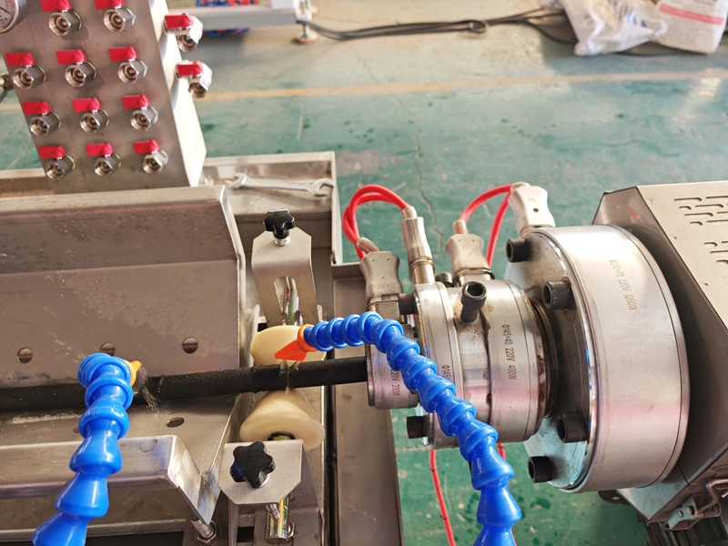 Máquina para fabricar tubos de permeación de agua