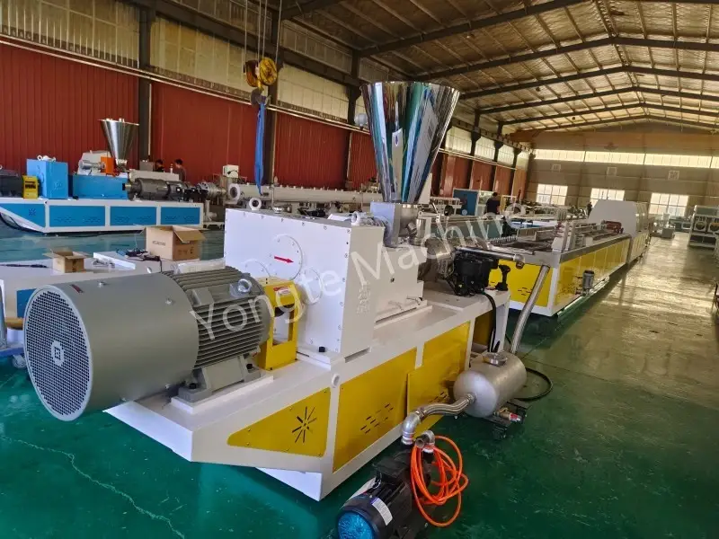 Línea de extrusión de perfiles de puertas Yongte WPC para clientes indios